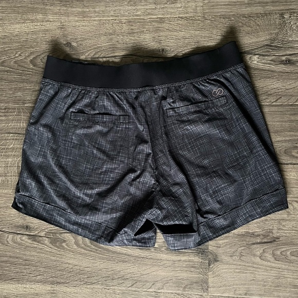 CALIA by Carrie Underwood ‘Anywhere’ print shorts size medium - Picture 2 of 6